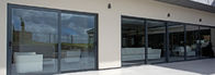 Внутренние алюминиевые раздвижные двери со стеклянными вставками для двери с защитной сеткой живущей комнаты алюминиевой сползая стеклянной